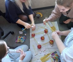 Powiększ zdjęcie Uczestnicy warsztatów podczas wykonywania zadania