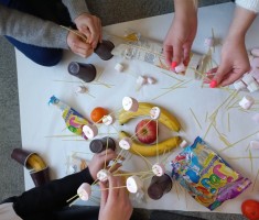 Powiększ zdjęcie Uczestnicy warsztatów podczas wykonywania zadania