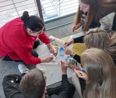 Powiększ zdjęcie Uczestnicy warsztatów podczas wykonywania zadania