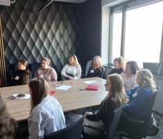 Powiększ zdjęcie Uczestnicy słuchający wykładu