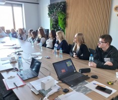 Powiększ zdjęcie Uczestnicy słuchający wykładu