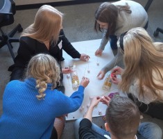 Powiększ zdjęcie Uczestnicy warsztatów podczas wykonywania zadania