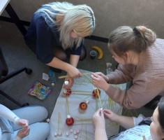 Powiększ zdjęcie Uczestnicy warsztatów podczas wykonywania zadania