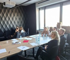 Powiększ zdjęcie Uczestnicy warsztatów podczas wykładu