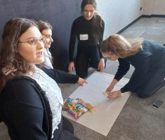 Powiększ zdjęcie Uczestnicy warsztatów podczas wykonywania zadania