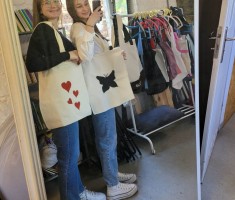 Powiększ zdjęcie Uczennice z efektami swojej pracy