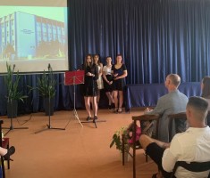 Powiększ zdjęcie Prowadzący apel