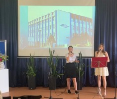 Powiększ zdjęcie Występ uczennic podczas apelu