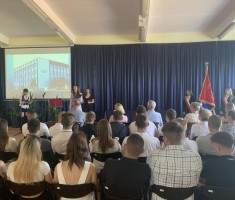 Powiększ zdjęcie Uczniowie kończący szkołę