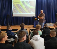 Powiększ zdjęcie Uczniowie słuchający wykładu