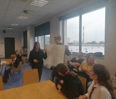 Powiększ zdjęcie Fundacja Dom Pokoju: młodzież na warsztatach