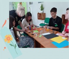 Powiększ zdjęcie Młodzież podczas wykonywania zakładek