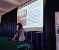 Powiększ zdjęcie Pracownik UW w Jeleniej Górze - Pani Karolina Zatwarnicka przedstawiająca ofertę uczelni