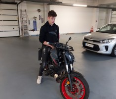 Powiększ zdjęcie Uczeń na motorowerze