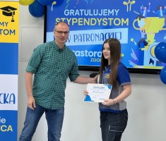 Powiększ zdjęcie zdjęcia z pożegnania klasy patronackiej