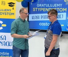 Powiększ zdjęcie zdjęcia z pożegnania klasy patronackiej