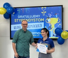 Powiększ zdjęcie zdjęcia z pożegnania klasy patronackiej