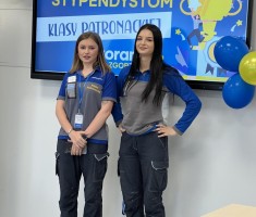 Powiększ zdjęcie zdjęcia z pożegnania klasy patronackiej