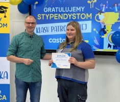 Powiększ zdjęcie zdjęcia z pożegnania klasy patronackiej