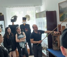 Powiększ zdjęcie zdjęcia klasy patronackiej w trasie