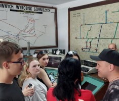 Powiększ zdjęcie zdjęcia klasy patronackiej w trasie