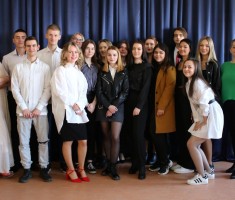 Powiększ zdjęcie Uczniowie klasy 4TBA z wychowawczyniami