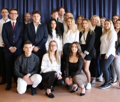 Powiększ zdjęcie Uczniowie klasy 4TL z wychowawczynią