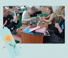 Powiększ zdjęcie Młodzież podczas wykonywania zakładek