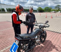 Powiększ zdjęcie Uczeń przy motorowerze przed przejazdem toru zręcznościowego