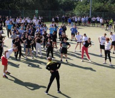 Powiększ zdjęcie Rozgrzewka przeprowadzona przez medalistę Mistrzostw Polski w biegach Michała Mirka