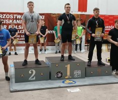 Powiększ zdjęcie Podium%20Mistrzostw%20Polski%20w%20Wyciskaniu%20Leżąc%20-kategoria%20szkoły%20ponadpodstawowe