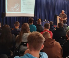 Powiększ zdjęcie Uczniowie słuchający wykładu