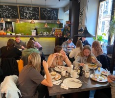 Powiększ zdjęcie Uczniowie podczas śniadania