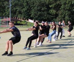 Powiększ zdjęcie Jedna z konkurencji - przeciąganie liny