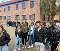 Powiększ zdjęcie Uczniowie podczas zwiedzania obozu Auschwitz