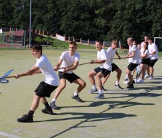Powiększ zdjęcie Jedna z konkurencji - przeciąganie liny