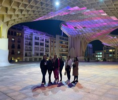 Powiększ zdjęcie Wieczorny spacer po Sewilli