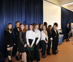 Powiększ zdjęcie Uczniowie podczas części artystycznej z okazji DEN