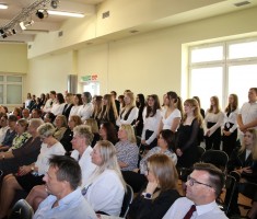 Powiększ zdjęcie Uczniowie podczas części artystycznej z okazji DEN