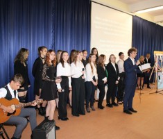 Powiększ zdjęcie Uczniowie podczas części artystycznej z okazji DEN