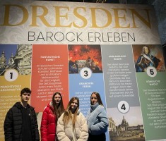 Powiększ zdjęcie Uczniowie na tle baneru barokowe Drezno