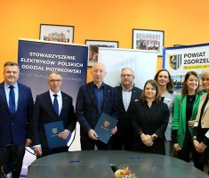 Powiększ zdjęcie Zdjęcie zbiorowe z podpisania umowy