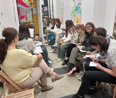 Powiększ zdjęcie Młodzież w Mediatece podczas warsztatów