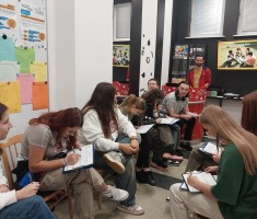 Powiększ zdjęcie Młodzież w Mediatece podczas warsztatów