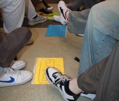 Powiększ zdjęcie Uczestnicy projektu podczas wykonywania zadania