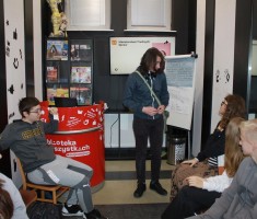 Powiększ zdjęcie Uczniowie podczas odgrywania scenki