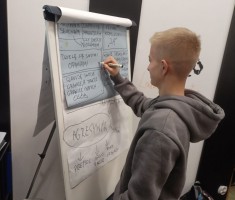 Powiększ zdjęcie Uczeń podczas udzielania odpowiedzi na pytanie prowadzącego zajęcia