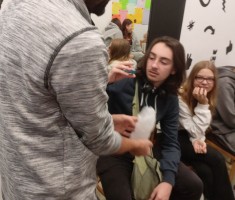 Powiększ zdjęcie Uczniowie podczas zajęć w Mediatece