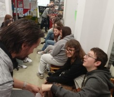 Powiększ zdjęcie Uczniowie podczas zajęć w Mediatece