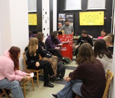 Powiększ zdjęcie Uczniowie podczas zajęć w Mediatece